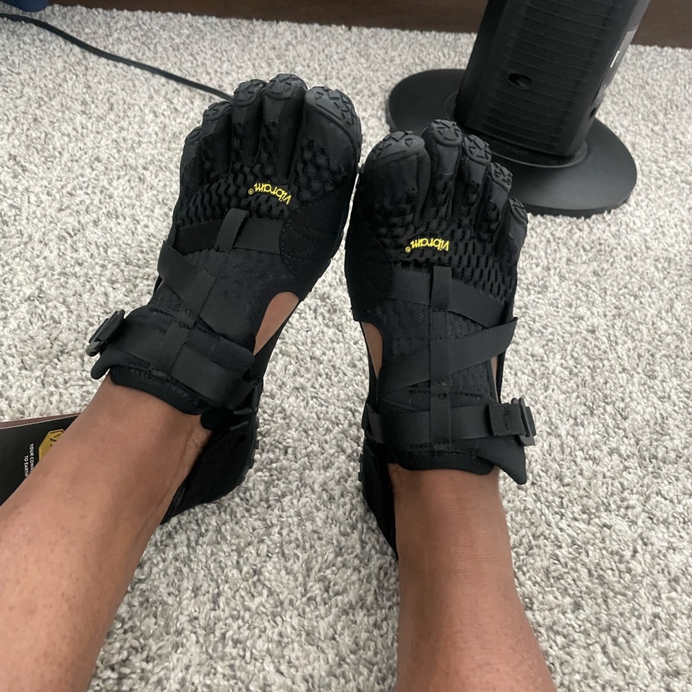 Vibram Black Toe Shoes with Straps